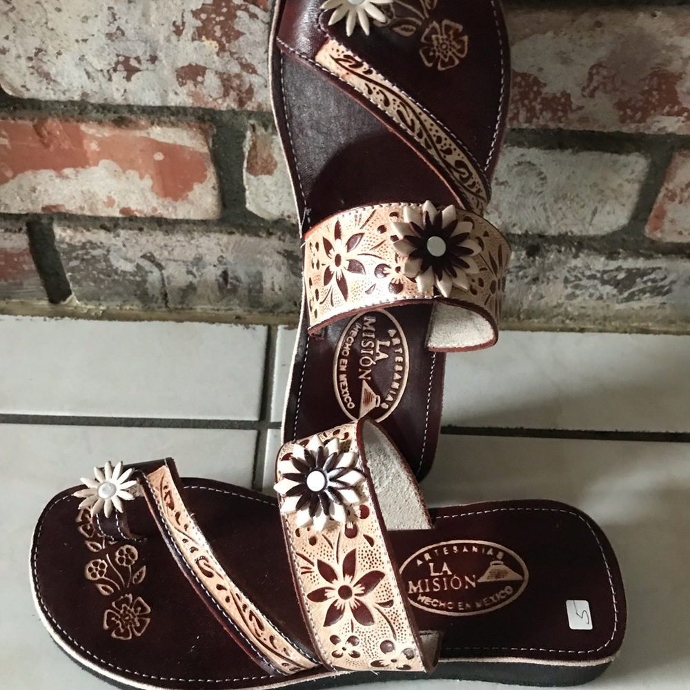 Women’s sandals size 8 leather NWOB brown